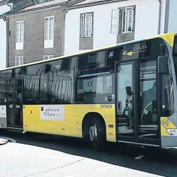 El autobús urbano desde Os Tilos hasta el Aeropuerto es un ejemplo de la línea a seguir, aunque representa un caso aislado. Foto: I.S.