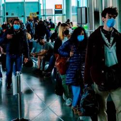 turismo. Embarque de viajeros en el aeropuerto de Lavacolla, en Santiago de Compostela. Foto: Fernando Blanco