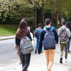 Un grupo de estudiantes se dirige a su facultad en el campus sur compostelano