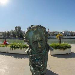 Los cabezones de los Goya ya decoran el entorno del río Guadalquivir. EFE