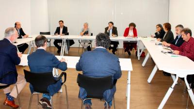 Mesa de debate sobre viviendas de uso turístico en la sede del Club Financiero de Santiago