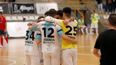 A SEGUIR Los jugadores del Santiago Futsal, celebrando un tanto. Foto: Antonio Hernández