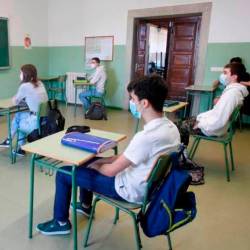 enseñanza. Un profesor imparte su clase en el instituto Rosalía de Castro (Santiago). Foto: Fernando Blanco 