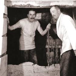 Howard Carter y su mecenas, lord Carnarvon, fotografiados por Henry Burton en 1922 durante la apertura de la tumba de Tutankamón.