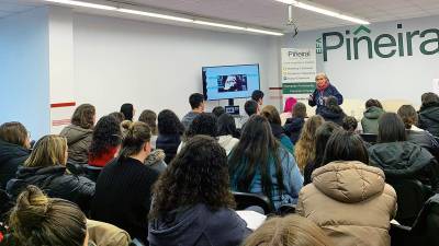 Ángeles Santamarta explica o papel da dirección dun centro educativo na Efa Piñeiral de Arzúa. Foto: Efa Piñeiral