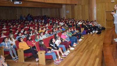 Trescentos estudantes de Valga e da contorna asistiron no auditorio ao concerto didáctico Deriva