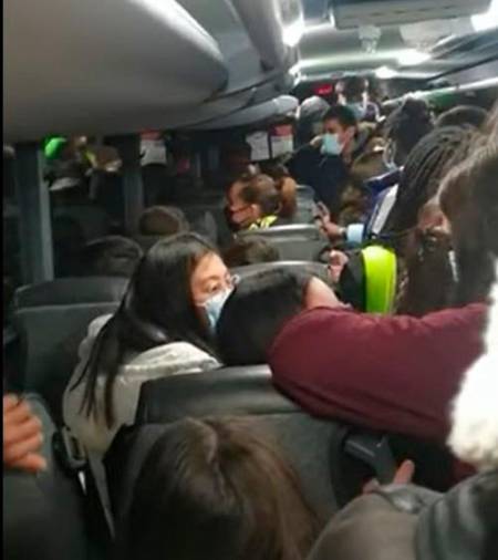 Captura de pantalla del vídeo, en el que se ve a los alumnos apelotonados en el pasillo del bus. Foto: Carmen López Torres
