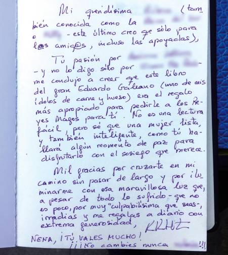 TESTIMONIO. Dedicatoria que Rosario Porto hizo tras regalarle un libro a una excompañera en la cárcel de A Lama 