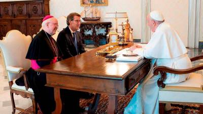 Feijóo y monseñor Barrio trasladaron en persona al papa el pasado junio la invitación para visitar Santiago. Foto: Vatican Media 