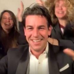 Captura de pantalla del momento en el que el actor coruñés Mario Casas celebraba su primer Goya, de forma telemática, rodeado de su familia. RTVE