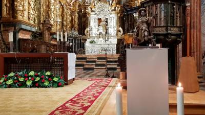 Altar Mayor de la Catedral. A la derecha y sobre el pedestal, la imagen de San Roque, que permanecerá durante los próximos días. Foto: Catedral