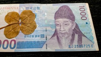 Billete de 1000 won y el trébol de 4 hojas recibido como regalo en el Camino.