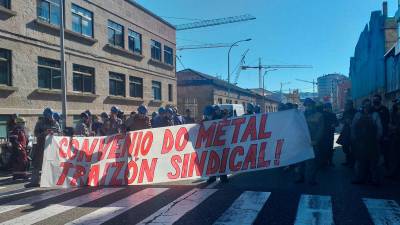 Operarios de la Plataforma de Trabajadores del Metal cortan el tráfico en Bouzas ante Freire, en Vigo. Foto: E. P.