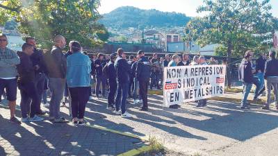 Concentración de los trabajadores a las puertas del astillero Metalships. Foto: E. Press
