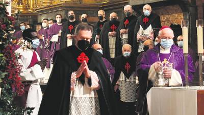 Monseñor Julián Lago junto a los canónigos recién nombrados durante la ceremonia religiosa celebrada días atrás en la Catedral de Santiago. Foto: Antonio Hernández
