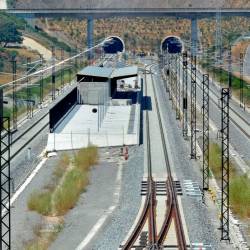 Estación en construcción de anden único Porta de Galicia, ubicada en A Gudiña, y al fondo los túneles de O Espiño en dirección a Ourense. Foto: Almara