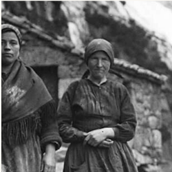 Unha das fotografías do cartel promocional amosa a dúas mulleres do Ézaro retratadas por Ruth Matilda Anderson. Foto: R. M.