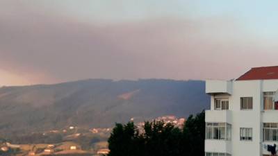 Vista del incendio de As Pontes de García Rodríguez desde Pontedeume, ayer. Foto: Incendios de Galicia