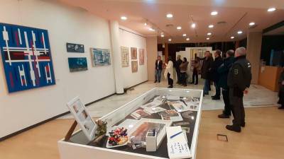 A exposición ‘Encontro a tres’ pode visitarse na Sala Antón Mouzo, da casa da cultura. Foto: C. Vimianzo