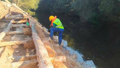 Un operario traballa á beira do río Sar na obra que se leva a cabo en Estramundi