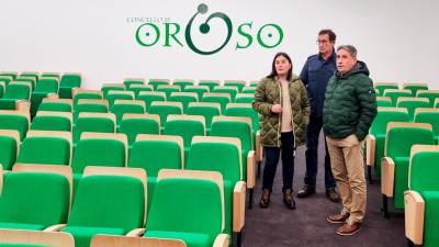 La edil Beatriz Rodeiro con Antonio Leira, centro, y el regidor Luis Rey en la reciente visita al nuevo auditorio orosano. Foto: CO