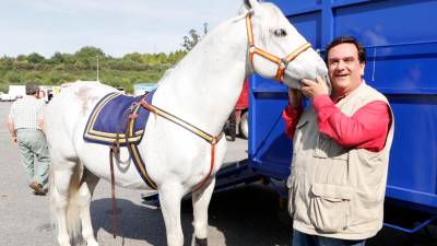 equino. Un caballo pura raza galega con el presidente de la asociación, Jacobo Pérez Paz
