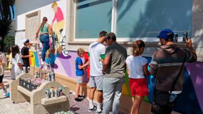 VIMIANZO. Nenos e mozos pintando un mural na fachada da piscina municipal. Foto: Concello de Vimianzo
