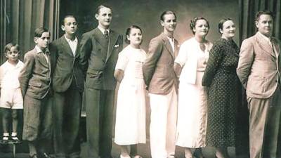 Placeres Castellanos coa súa familia antes do golpe de estado do 36.