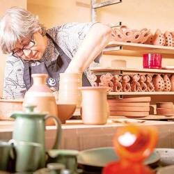A oleira Carmen Isabel Labrador traballando no torno que ten no seu taller adicado á cerámica de Buño. Foto: O Falsete