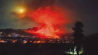 gran explosividad. Lava y humo del volcán de Cumbre Vieja, en La Palma. Este sábado se abrió una nueva boca eruptiva. Foto: Adriana Arias