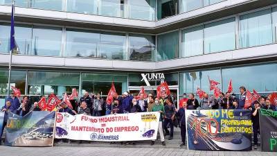 Protesta de trabajadores de Barreras llamados por UGT ante la sede la Xunta en Vigo