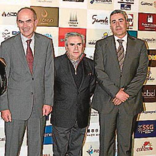 Francisco Pérez y José Cortegoso con Enrique Iglesias. FOTO: Ramón Escuredo, Fernando Blanco, Antonio Hernández, Kiko Delgado y Puri Sangiao