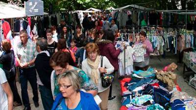Consumidores visitando los distintos puestos de textil, calzado, alimentación y otros artículos que se colocan los domingos en el mercado de Padrón