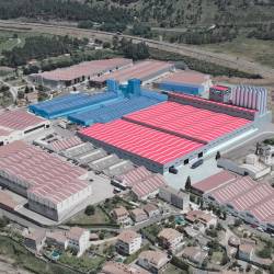 Fotomontaje con la actual planta de perfiles de PVC del grupo Cortizo en Picusa en azul, y las futuras instalaciones en color rojo. Foto: G.C.