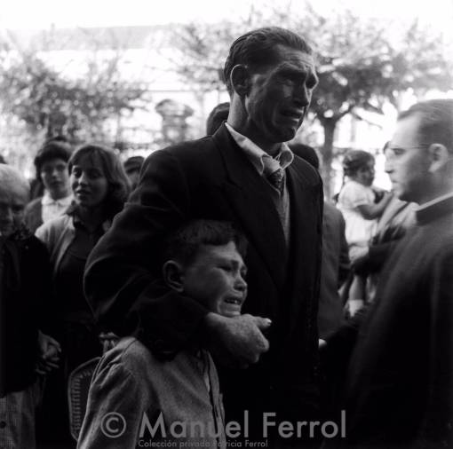 La fotografía 'El padre y el hijo', de Manuel Ferrol, es una de las imágenes más representativas y recordadas de la emigración española. MANUEL FERROL / CEDIDA POR LA FAMILIA