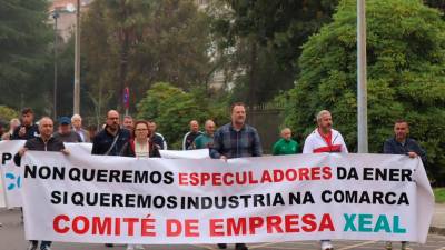 Traballadores de Xeal manifestándose polas rúas de Santiago. Foto: CIG