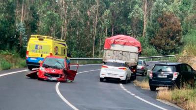 Algunos de los vehículos implicados en el accidente de A Baña. Foto: JAP
