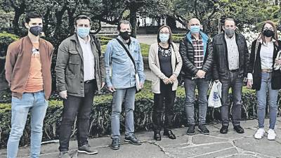 Membros do BNG que apoian aos atraballadores da planta de reciclaxe de Servia. Foto: BN