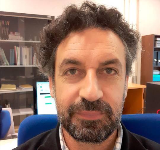 Ezequiel Álvarez, de la Universidad de Santiago de Compostela (USC), premiado por su estudio que consiste en el ensayo de vaso sanguíneo en un chip para el descubrimiento de nuevos fármacos cardiovasculares.