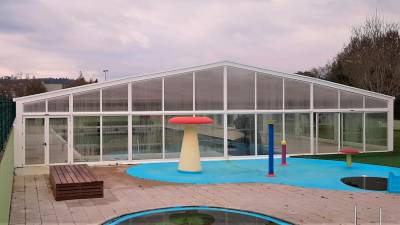 Actuales instalaciones de la piscina municipal de Oroso, que se van a climatizar. Foto: C.D.O.