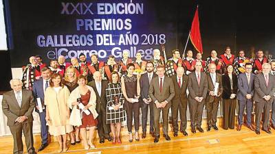 Foto de familia de todos los premiados, autoridades y directivos de EL CORREO GALLEGO al término de la gala de los Gallegos del Año. FOTO: ECG