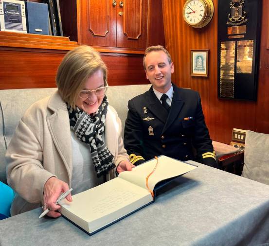Inés Monteagudo, junto al comandante Alejandro Fraga, firmando el libro de honor durante su visita. Foto: C. M.