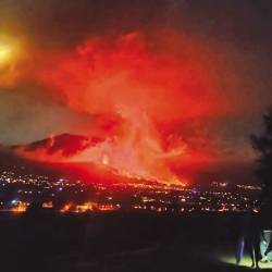 gran explosividad. Lava y humo del volcán de Cumbre Vieja, en La Palma. Este sábado se abrió una nueva boca eruptiva. Foto: Adriana Arias