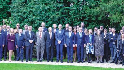 Foto de grupo de los partícipes en la Finca 13 Pinos en el encuentro con el gobernador del Banco de España y la cúpula del Foro Económico de Galicia y Abanca. Foto: F.E.G.