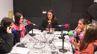 Judith Fernández, centro, participó en un programa de radio en su visita a Brión. Foto: XDG
