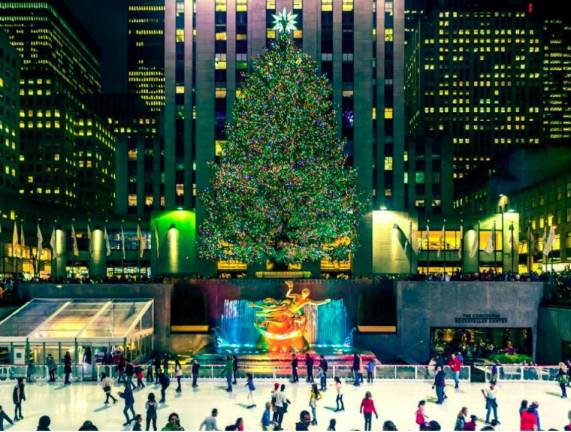 <b>Estado Unidos</b>. La ciudad de Nueva York ofrece una gran cantidad de exhibiciones de luces navideñas, desde el árbol gigante en Rockefeller Plaza hasta las luces de la Quinta Avenida, además de los brillantes escaparates en todas las grandes tiendas. (Fuente, businessinsider.es)