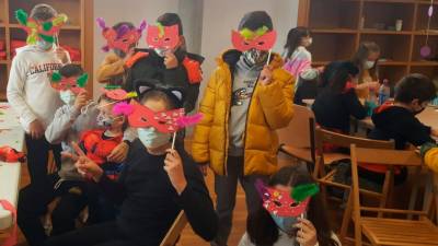 Un obradoiro de máscaras fai un ano en Muxía. Foto: CM