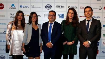 IRIA MONTERO, izquierda, Laura Amigo, Bartolomé Pidal, Raquel Suárez y Miro Taboada disfrutaron de la ceremonia en la que Arsenio Olmo fue nombrado Gallego del Año 2016