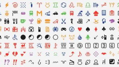 En 1999 el diseñador Shigetaka Kurita inventó los primeros Emoji. Fue un encargo de la empresa de comunicación móvil NTT Docomo. Creó un total de 176 emoticonos de 12x12 píxeles con el objetivo de simplificar la escritura japonesa. (Fuente, www.domestika.org)
