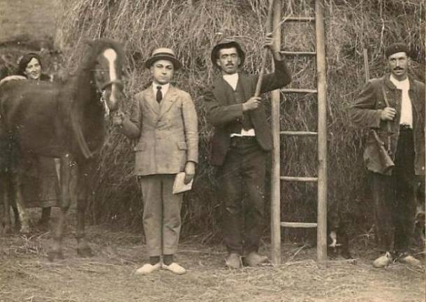 El abuelo de José Mª Besteiro, José María Cabanas (en el centro) y el tío Moirón (a la derecha y con escopeta). Foto: J.B.